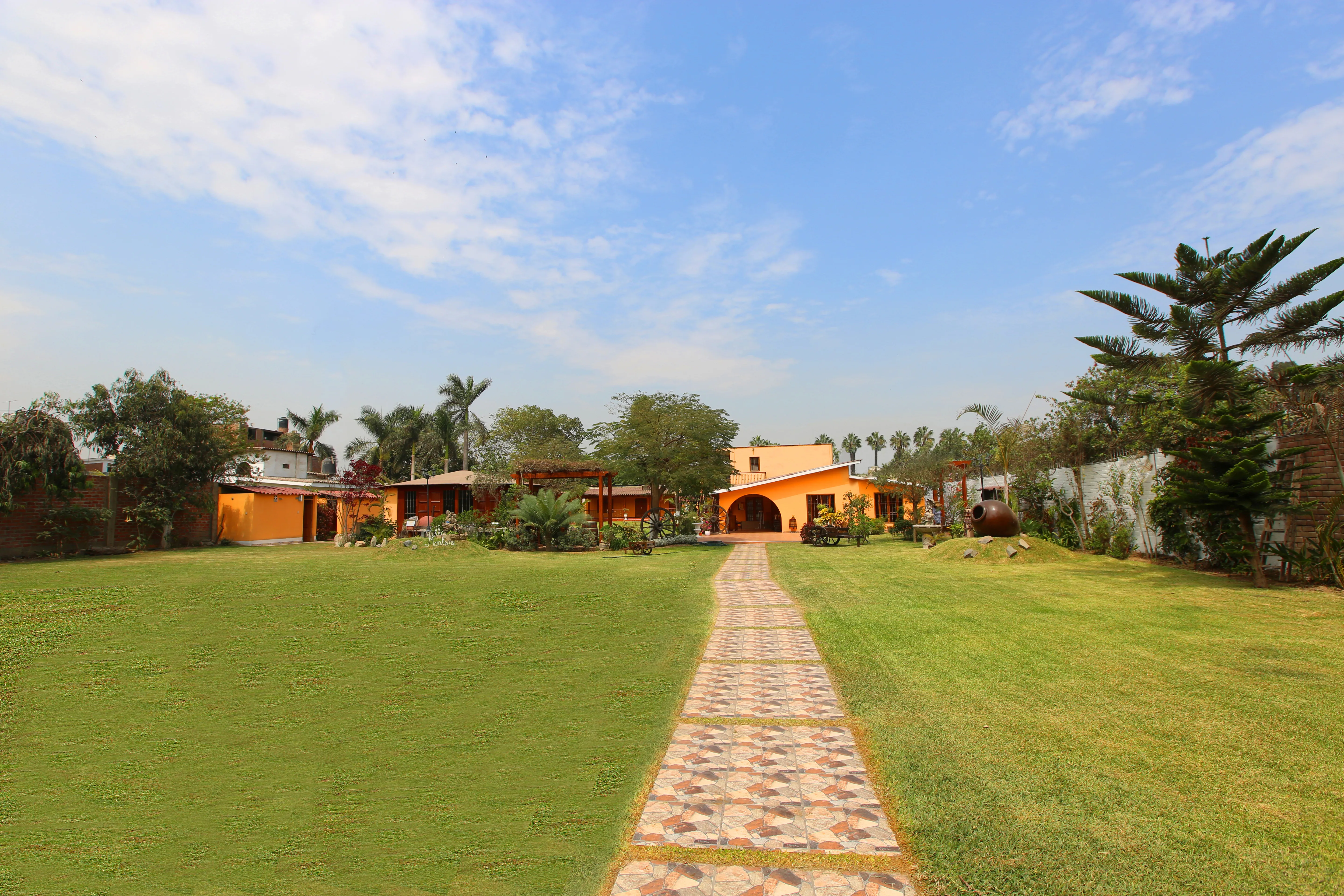 Jardín principal de Casa Villa Marlene, área para ceremonia de boda en Lima